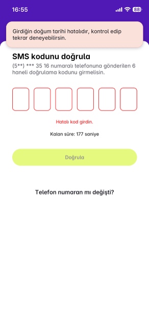Taksitlio mobil uygulamasında SMS kodu doğrulama ekranı: üstte Girdiğin doğum tarihi hatalıdır uyarısı, altta hiç kod girilmemesine rağmen Hatalı kod girdin mesajı.